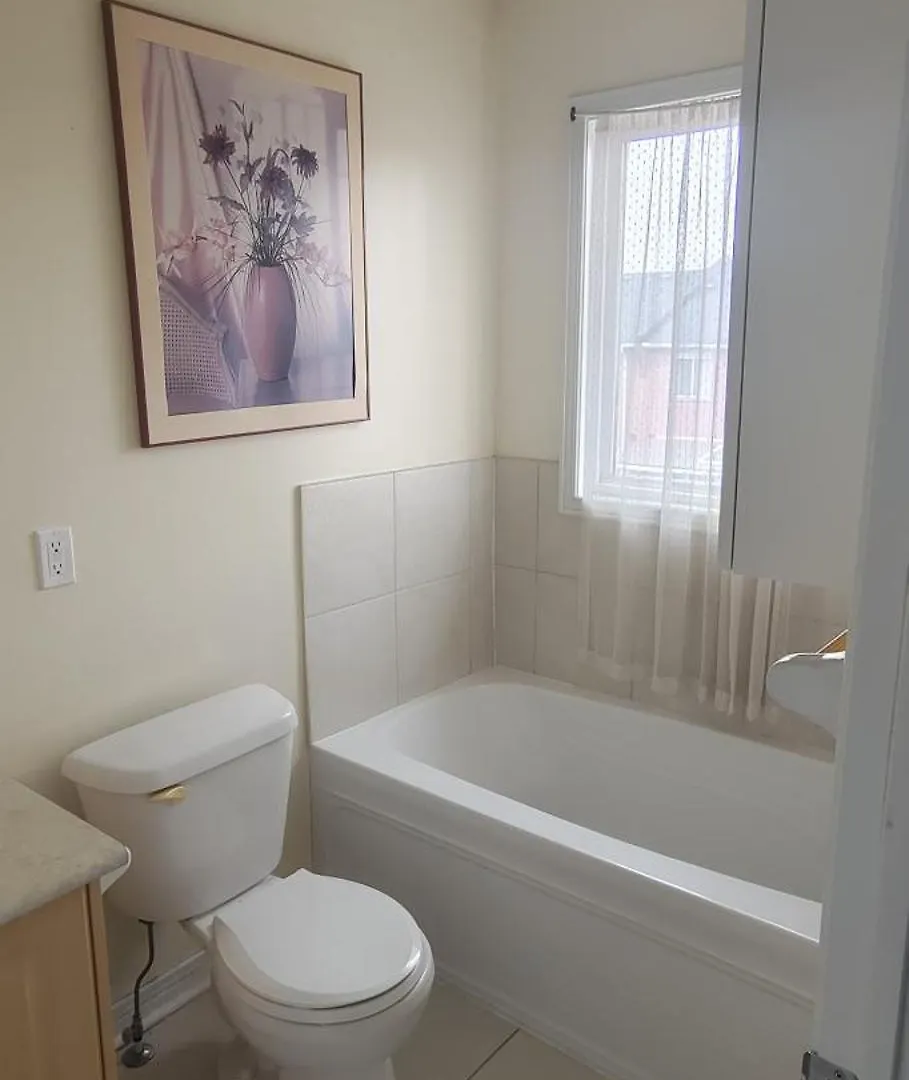 Toronto Cozy & Charming Homestay Near Restaurants, City Centre & Subway- Free Parking & Fast Wifi 0*,