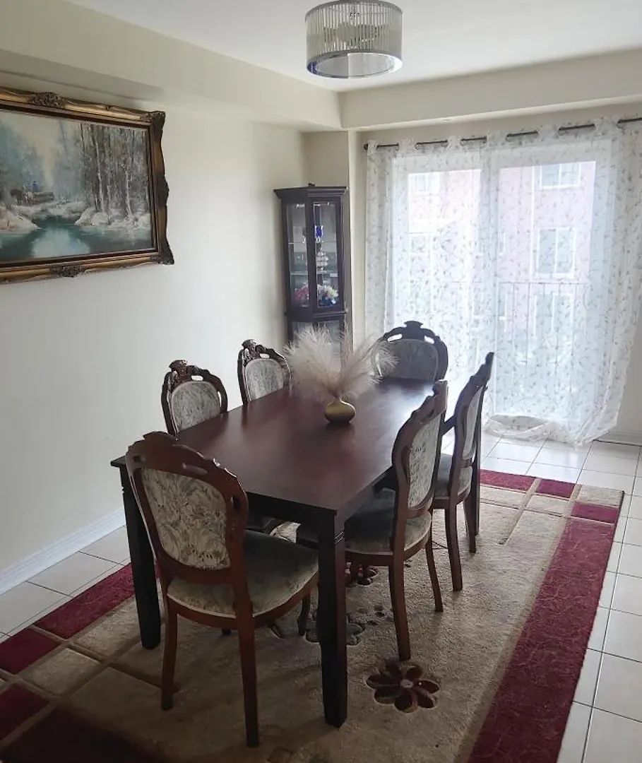 Toronto Cozy & Charming Homestay Near Restaurants, City Centre & Subway- Free Parking & Fast Wifi